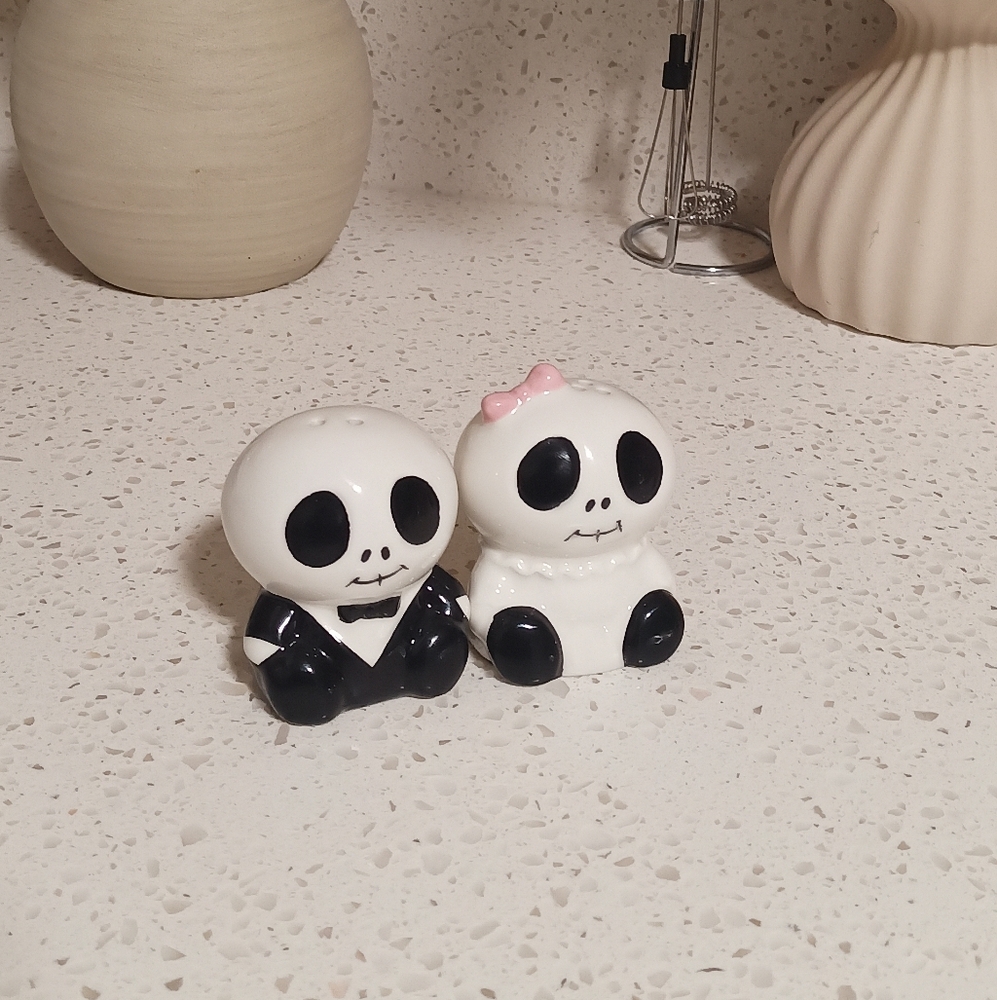 Cute Couple Skeleton Salt and Pepper Shakers